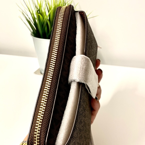 BNWT MICHAEL KORS MONOGRAM BROWN PHONE WALLET/WRISTLET -LEATHER WITH CARD SLOTS - Picture 2 of 6